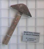 Marteau droit a deux pannes, dit Chapeau de gendarme